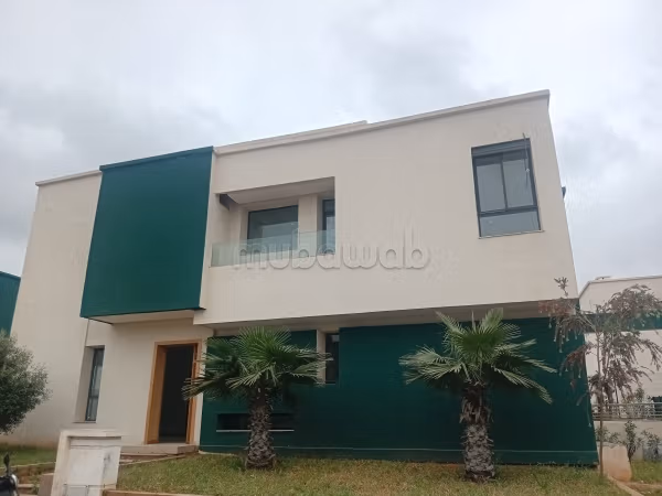 Belle villa vide bouskoura