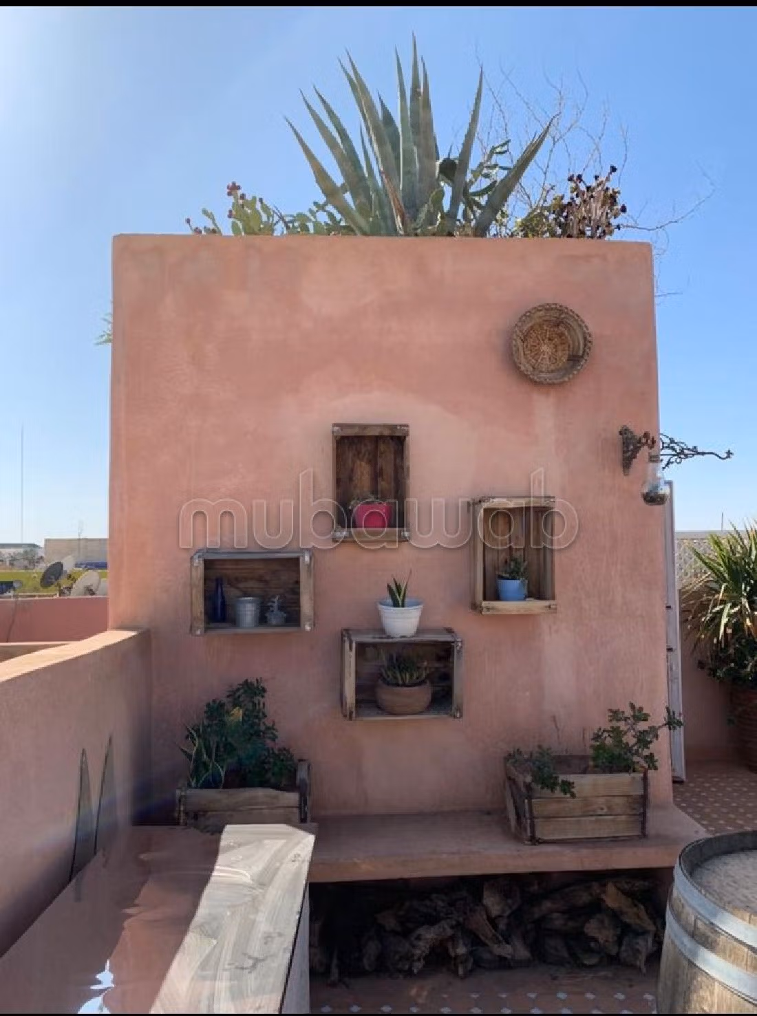 Este riad puede ser tuyo en Arset Ihiri. Superficie de 110 m². Chimenea funcional. 