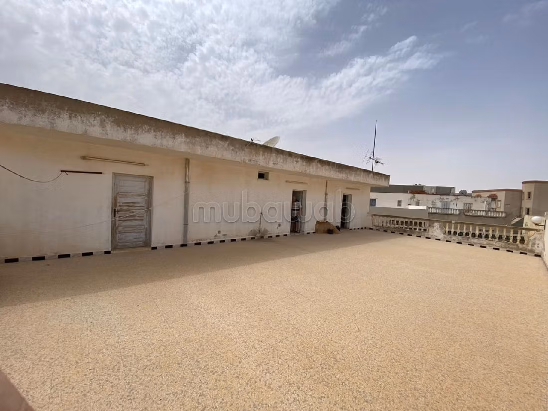 بيع منزل ممتاز. المساحة الكلية 300 م². شرفة. 