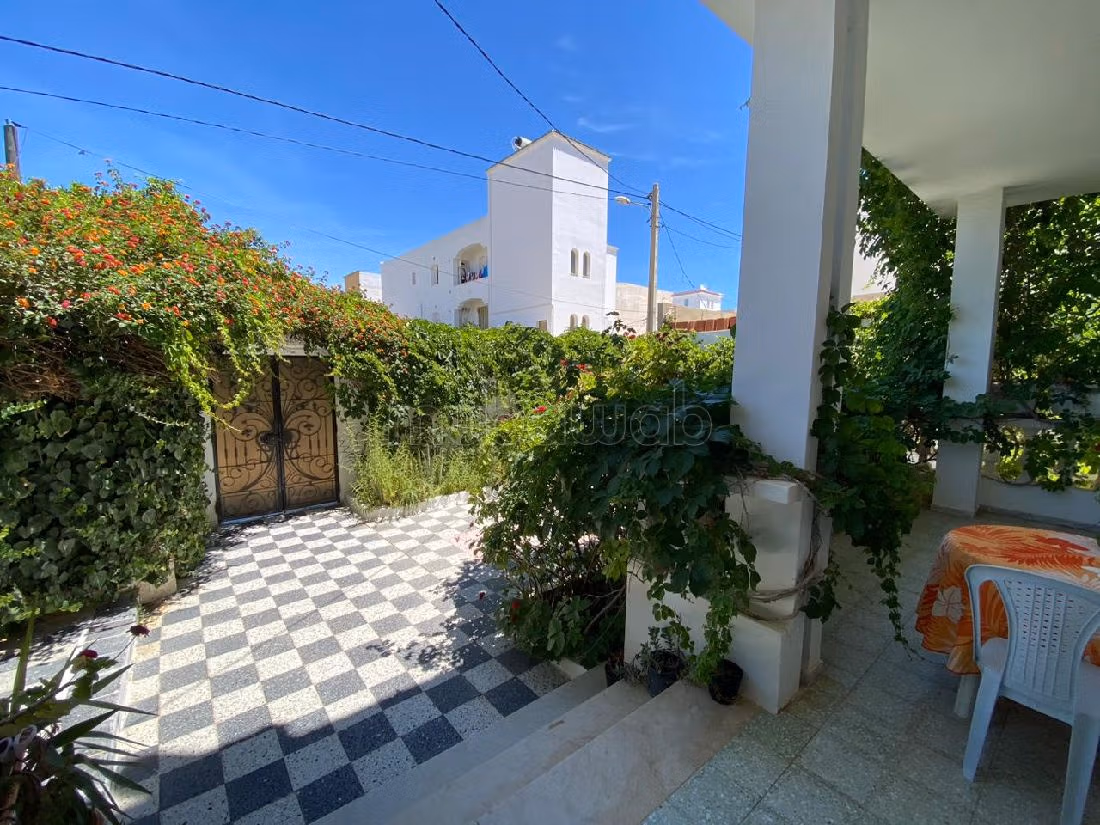 Luxury villa for sale. Small area 463 m². Air-conditioned. 