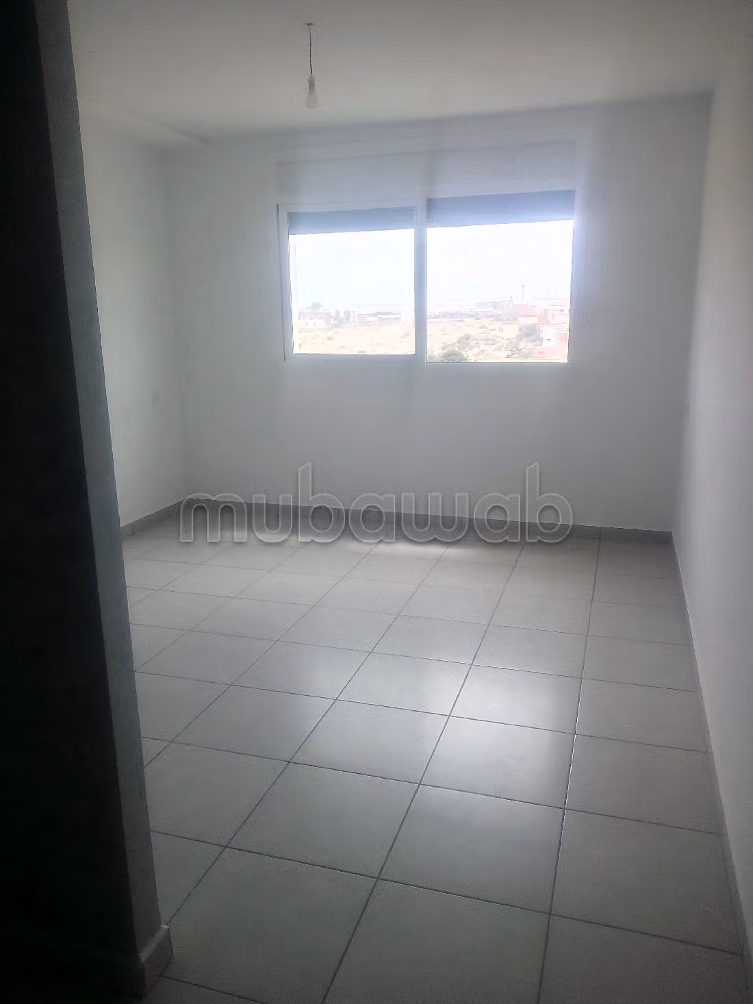 شقة للبيع ب سلوان. المساحة الإجمالية 72 م². إقامة آمنة ومجهزة بنظام استقطاب قنوات الأقمار الصناعية