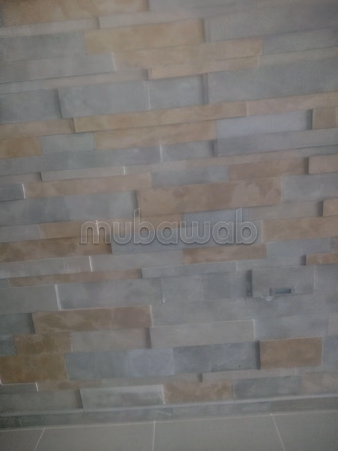 شقة للبيع ب سلوان. المساحة الإجمالية 72 م². إقامة آمنة ومجهزة بنظام استقطاب قنوات الأقمار الصناعية