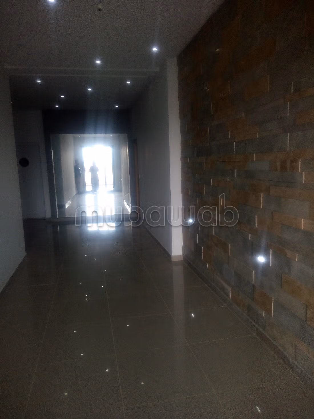 شقة للبيع ب سلوان. المساحة الإجمالية 72 م². إقامة آمنة ومجهزة بنظام استقطاب قنوات الأقمار الصناعية