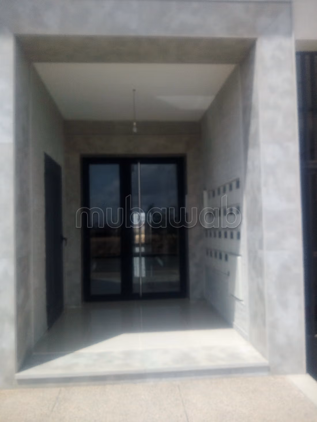 شقة للبيع ب سلوان. المساحة الإجمالية 72 م². إقامة آمنة ومجهزة بنظام استقطاب قنوات الأقمار الصناعية