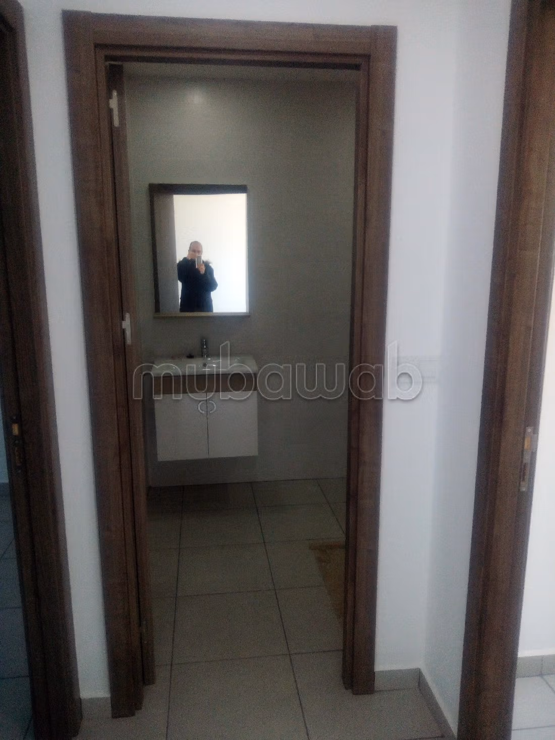 شقة للبيع ب سلوان. المساحة الإجمالية 72 م². إقامة آمنة ومجهزة بنظام استقطاب قنوات الأقمار الصناعية