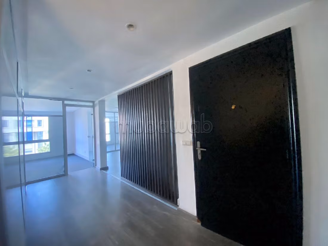 Offices for rent in Racine. Large area 117 m². Caretaker and air conditioning