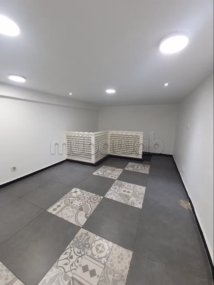 Offices & shops to rent in Racine. Dimension 67 m². Double glazed window, Central air conditioning. 