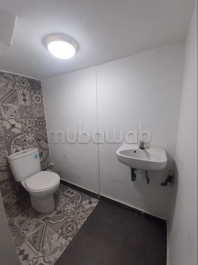 Offices & shops to rent in Racine. Dimension 67 m². Double glazed window, Central air conditioning. 