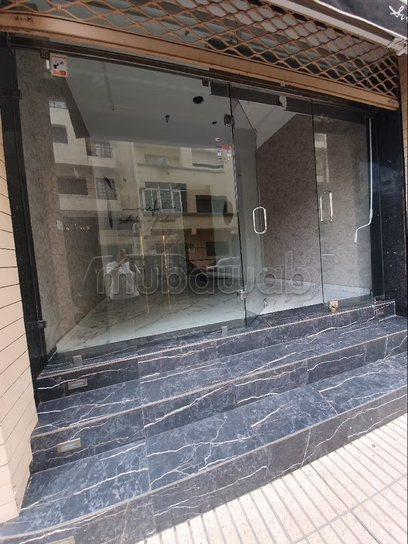 Offices & shops to rent in Racine. Dimension 67 m². Double glazed window, Central air conditioning. 