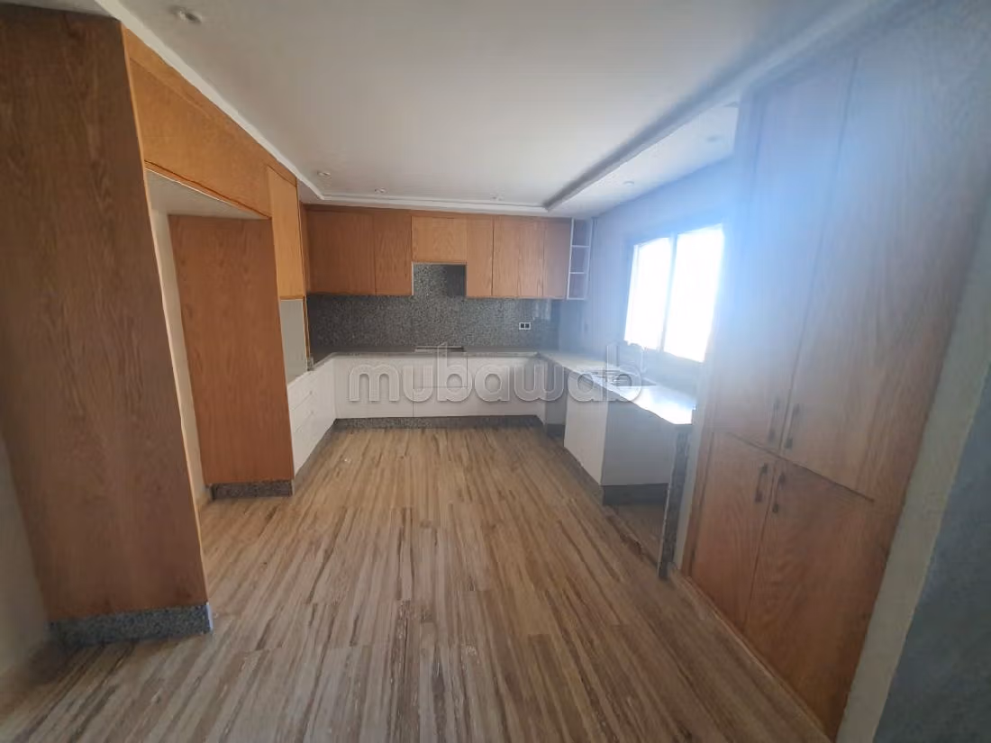 Find an apartment to buy in Almaz. Large area 94 m². Traditional living room, general satellite dish. 