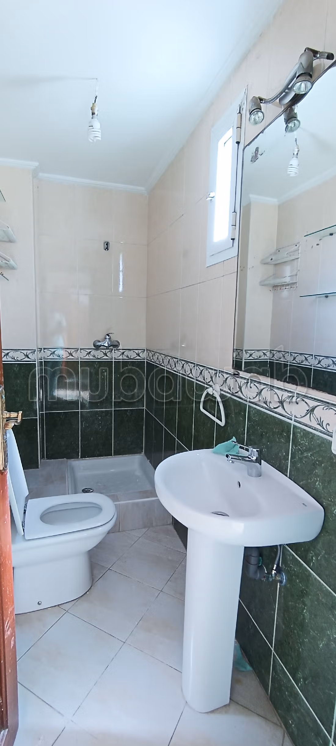 Affitto di un bellissimo appartamento a Beauséjour. Superficie 90 m². Ascensore e posto auto.