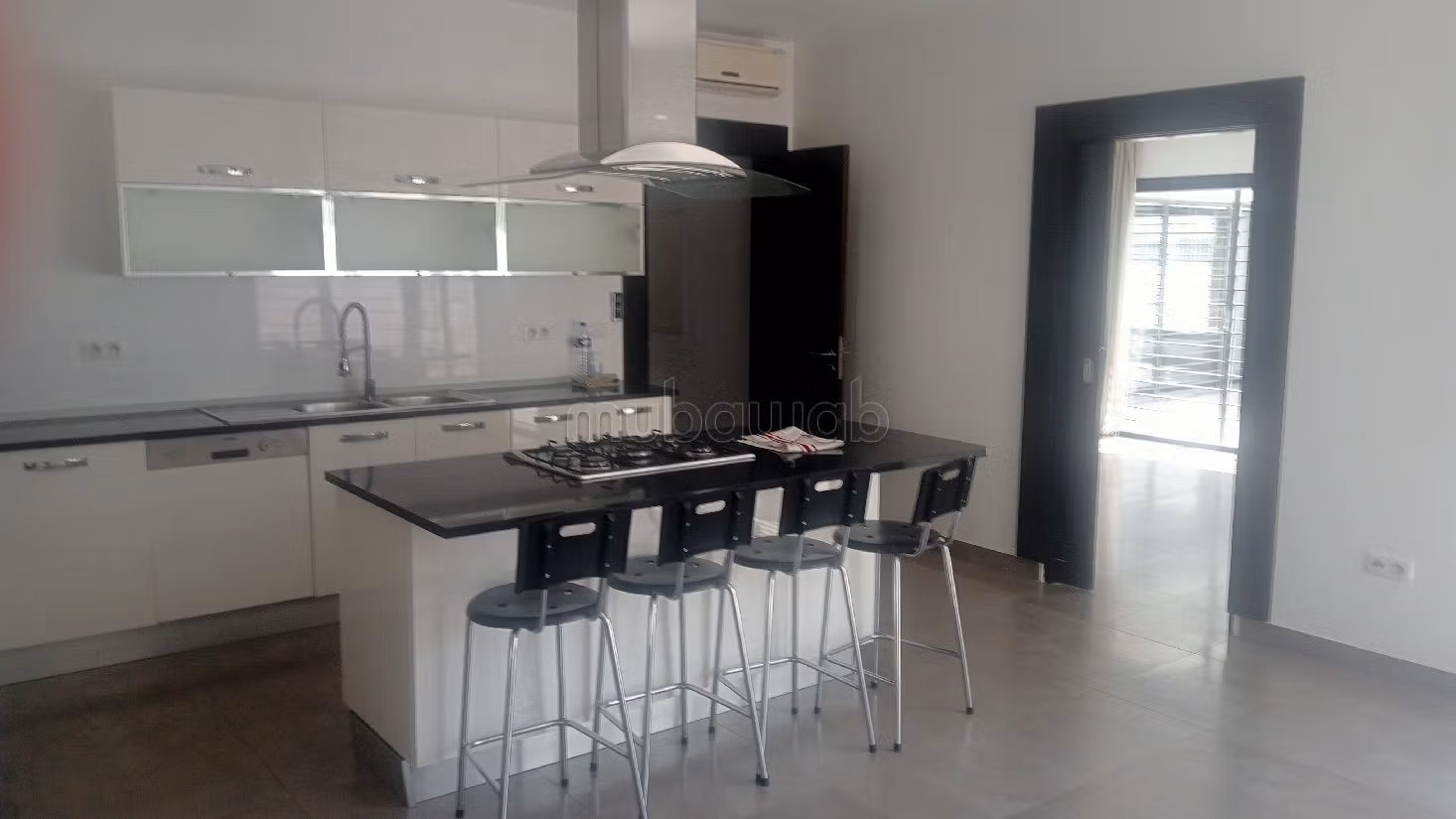 Luxury villa for rent in Gammarth Supérieur. 6 large rooms. Beautiful terrace and garden. 