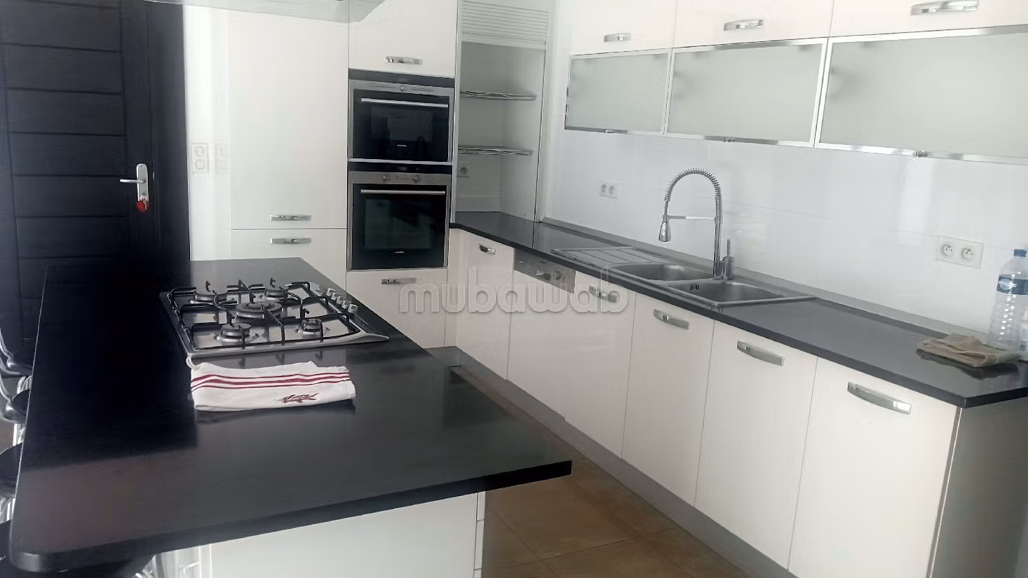 Luxury villa for rent in Gammarth Supérieur. 6 large rooms. Beautiful terrace and garden. 