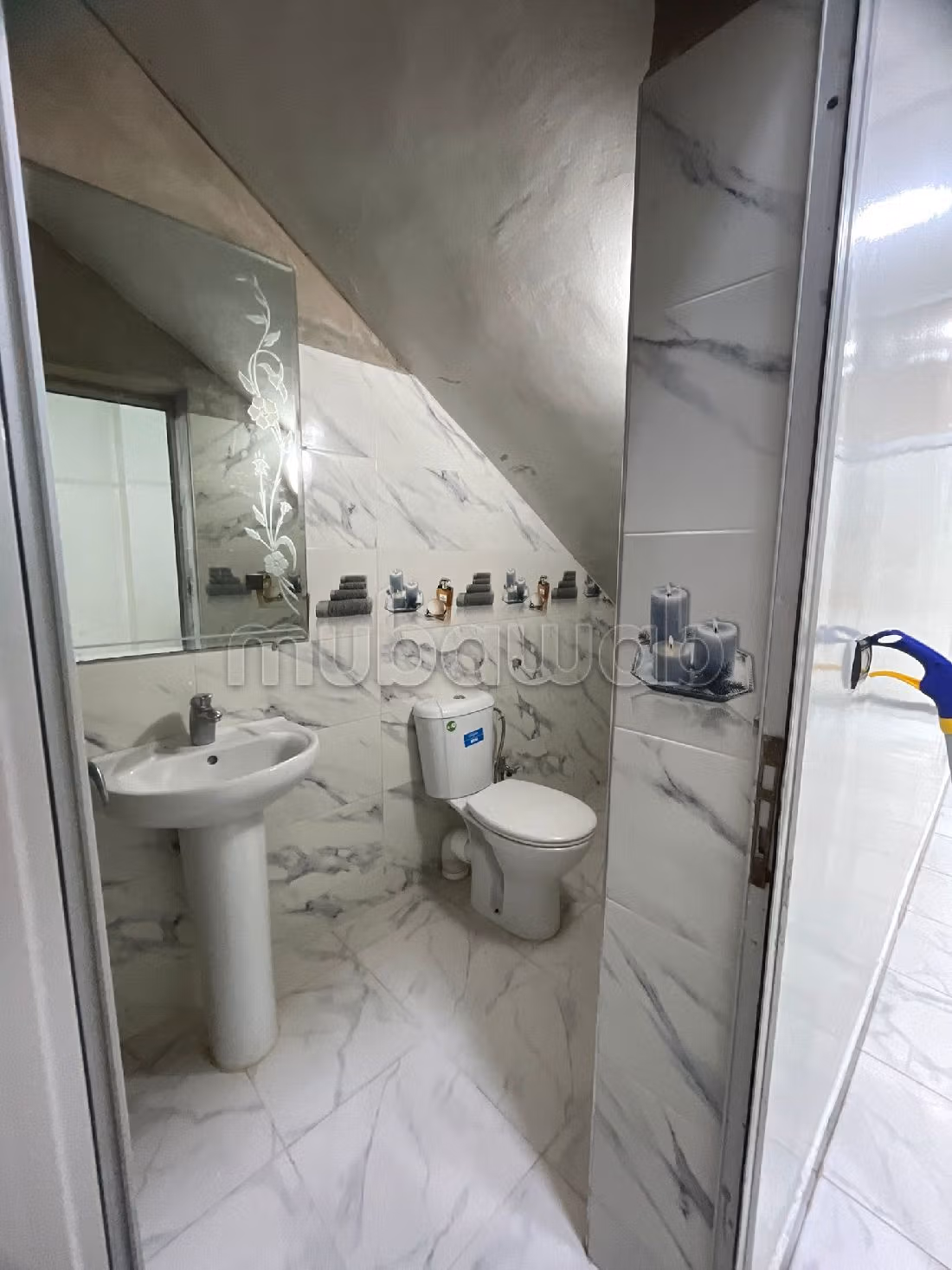 مكاتب ومحلات للبيع ب حي شماعو. المساحة 156 م². بواب ومكيف الهواء