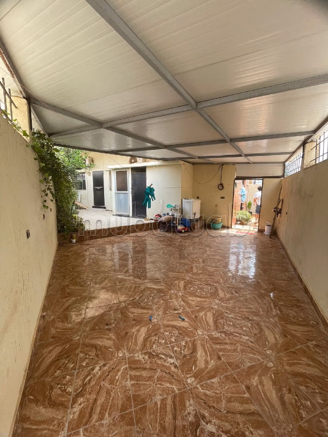 مكاتب ومحلات للبيع ب حي شماعو. المساحة 156 م². بواب ومكيف الهواء