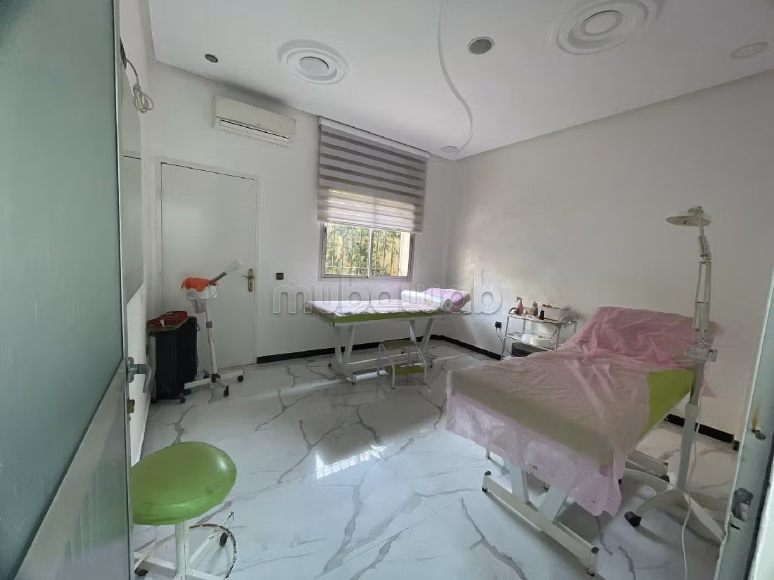 مكاتب ومحلات للبيع ب حي شماعو. المساحة 156 م². بواب ومكيف الهواء