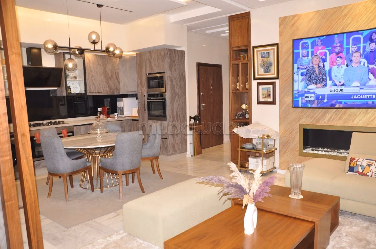 Splendido appartamento da acquistare. Superficie 170 m². Impianto di aria condizionata e piscina. 