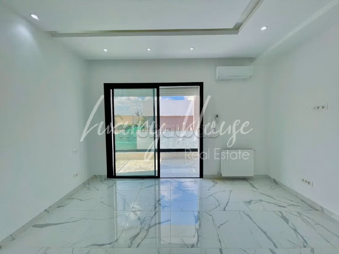 Affitta casa. 4 camere. Garage e terrazzo