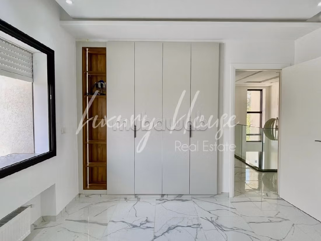 Affitta casa. 4 camere. Garage e terrazzo