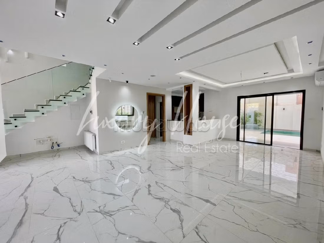 Affitta casa. 4 camere. Garage e terrazzo