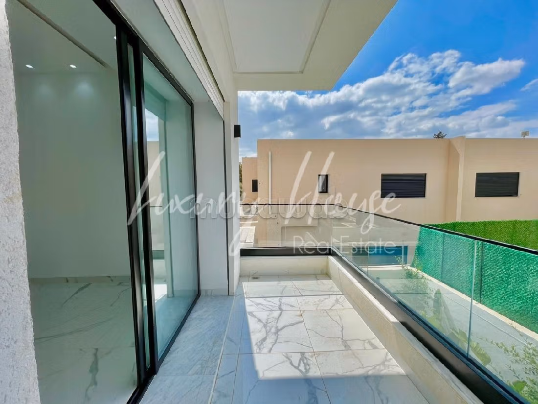 Affitta casa. 4 camere. Garage e terrazzo