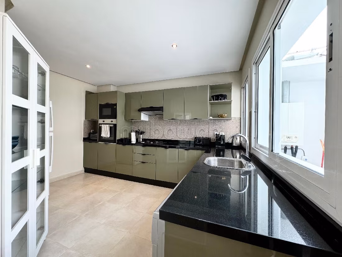 Nu huren: appartementen in Triangle d'Or. 3 Slaapkamers. Gemeubileerd