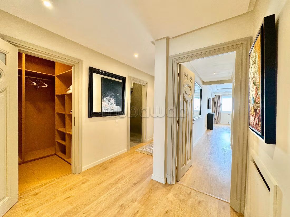 Nu huren: appartementen in Triangle d'Or. 3 Slaapkamers. Gemeubileerd