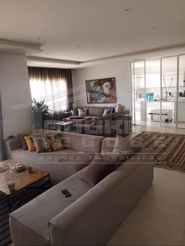 Appartamento in affitto a Chotrana 2. Superficie totale 90 m². Porta blindata e finestre con doppi vetri. 