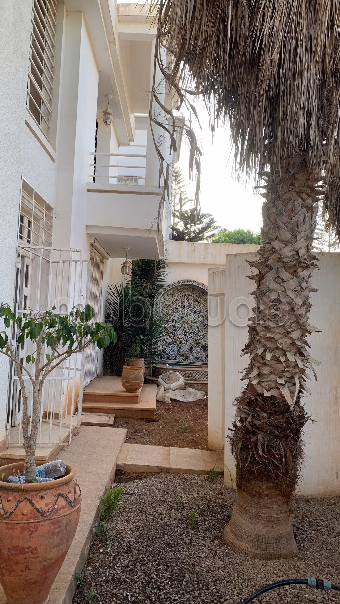 فيلا جميلة للبيع بالسعيدية. المساحة 150 م². صحن هوائي والأمن والحراسة. 