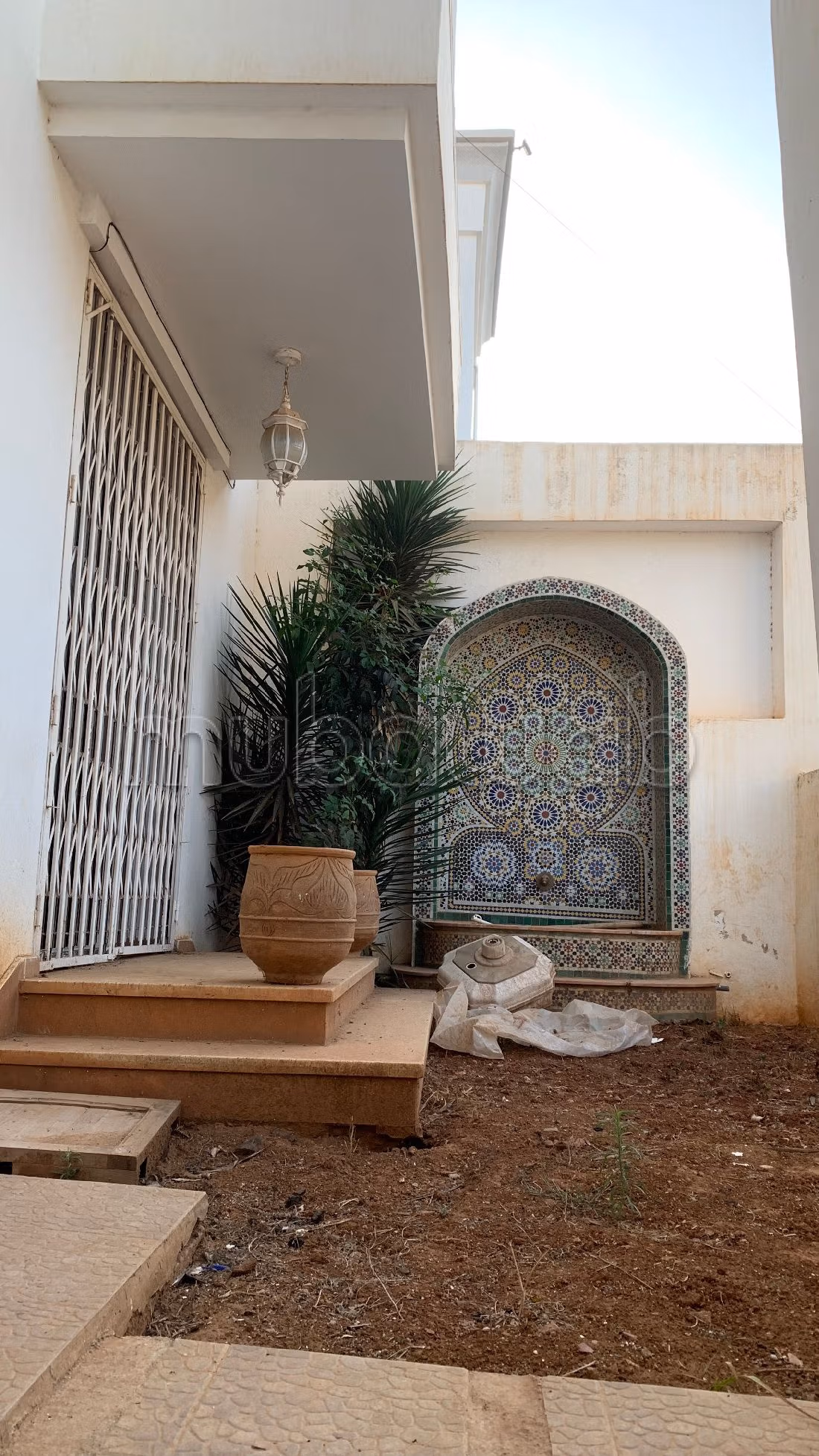 فيلا جميلة للبيع بالسعيدية. المساحة 150 م². صحن هوائي والأمن والحراسة. 