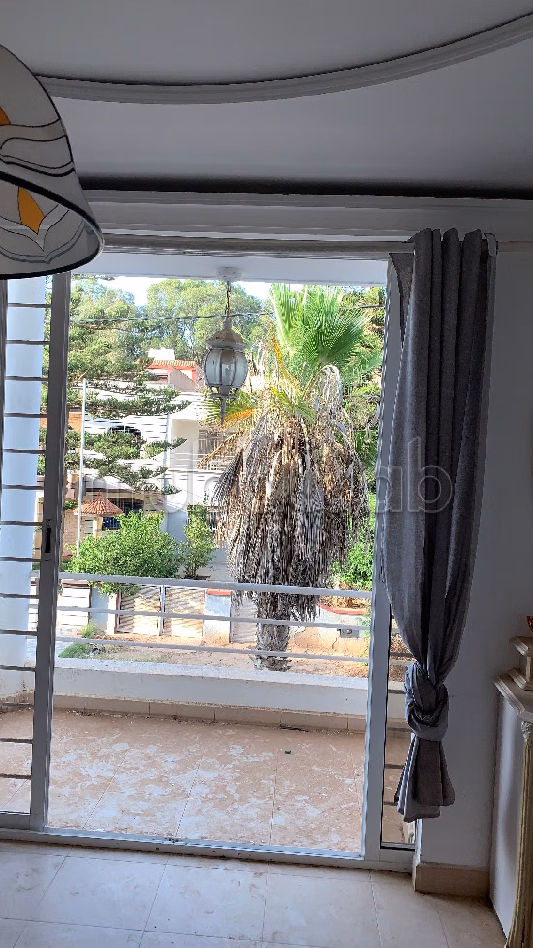 فيلا جميلة للبيع بالسعيدية. المساحة 150 م². صحن هوائي والأمن والحراسة. 