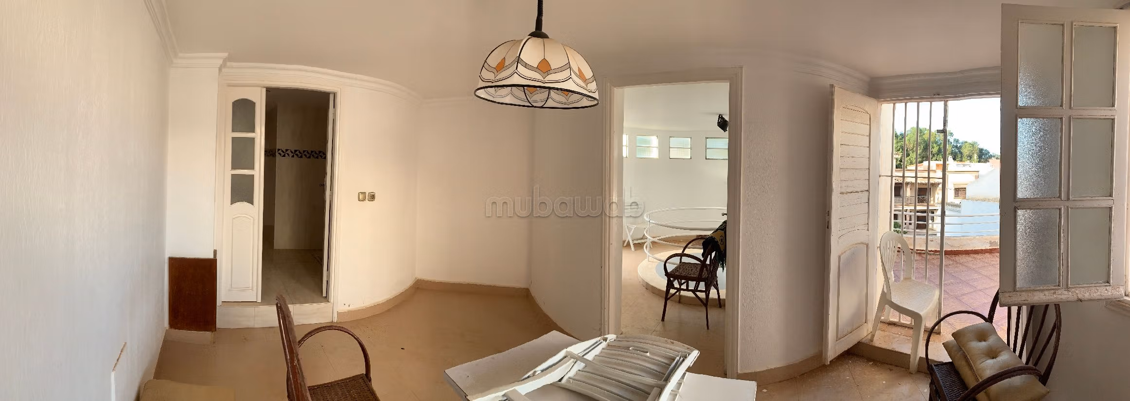 فيلا جميلة للبيع بالسعيدية. المساحة 150 م². صحن هوائي والأمن والحراسة. 