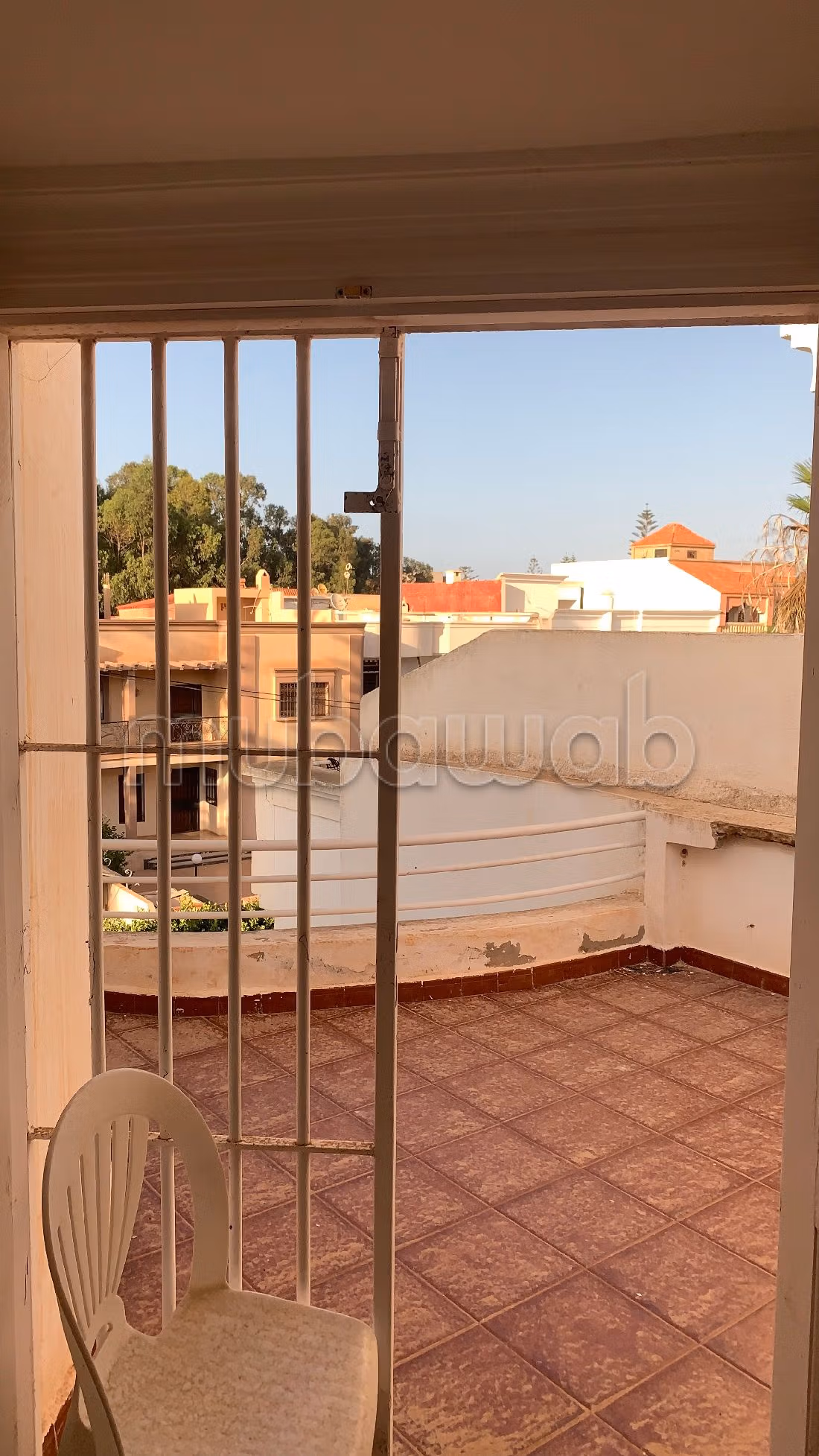 فيلا جميلة للبيع بالسعيدية. المساحة 150 م². صحن هوائي والأمن والحراسة. 