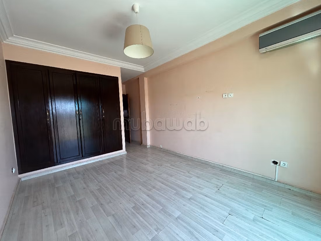 شقة رائعة للبيع ب النسيم 1.5 قطع مريحة. مع المرآب والمصعد