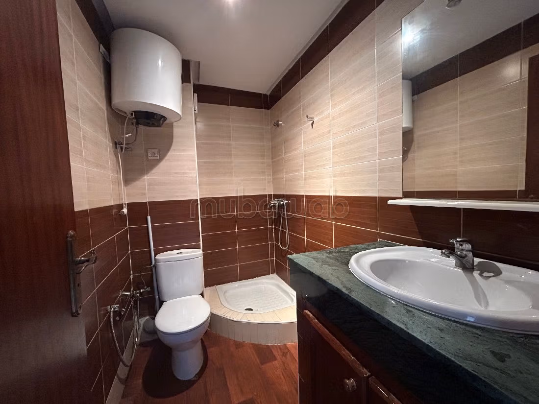 شقة رائعة للبيع ب النسيم 1.5 قطع مريحة. مع المرآب والمصعد