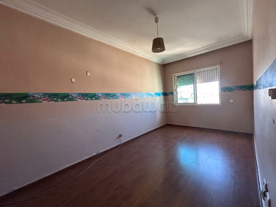 شقة رائعة للبيع ب النسيم 1.5 قطع مريحة. مع المرآب والمصعد