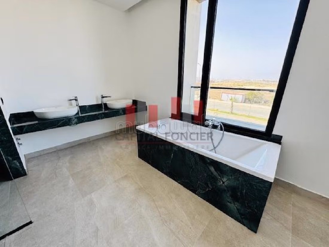 Maestosa residenza di lusso in affitto a Ain Diab. 4 belle camere da letto. Posto auto e terrazzo