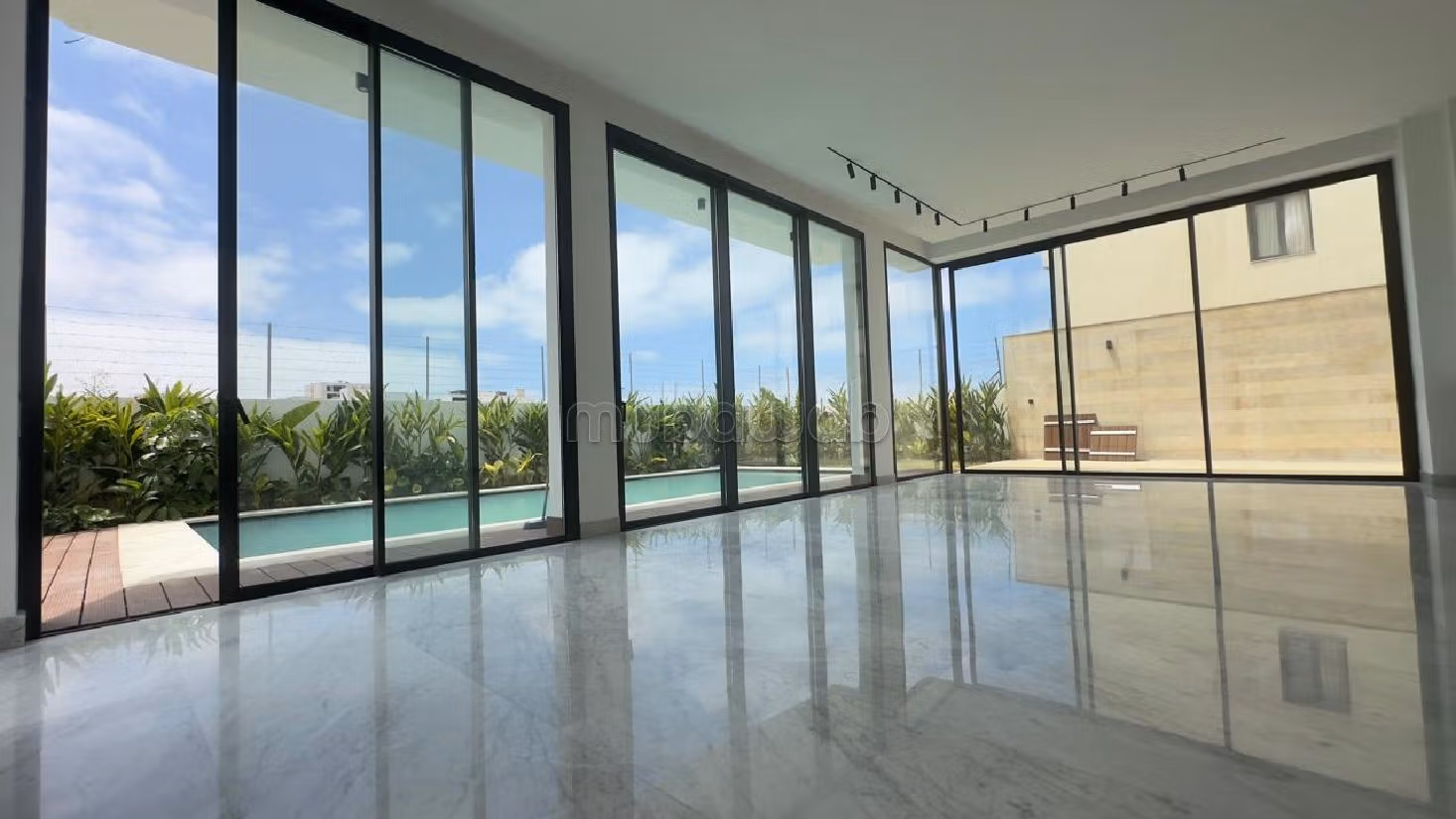 Villa's en luxe woningen om te huren in Ain Diab. Oppervlakte 500 m². Conciërge en airconditioning. 