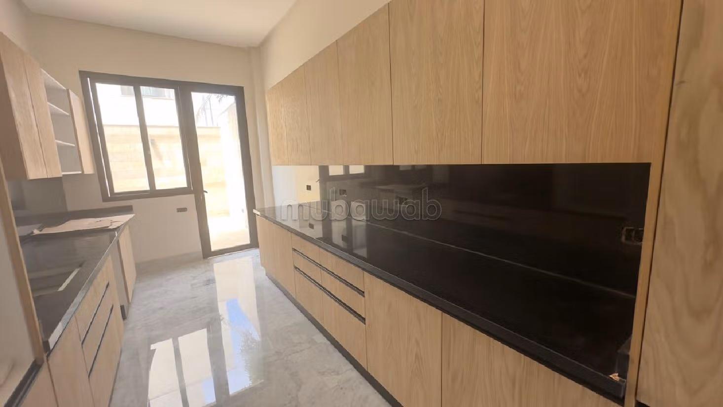 Villa's en luxe woningen om te huren in Ain Diab. Oppervlakte 500 m². Conciërge en airconditioning. 