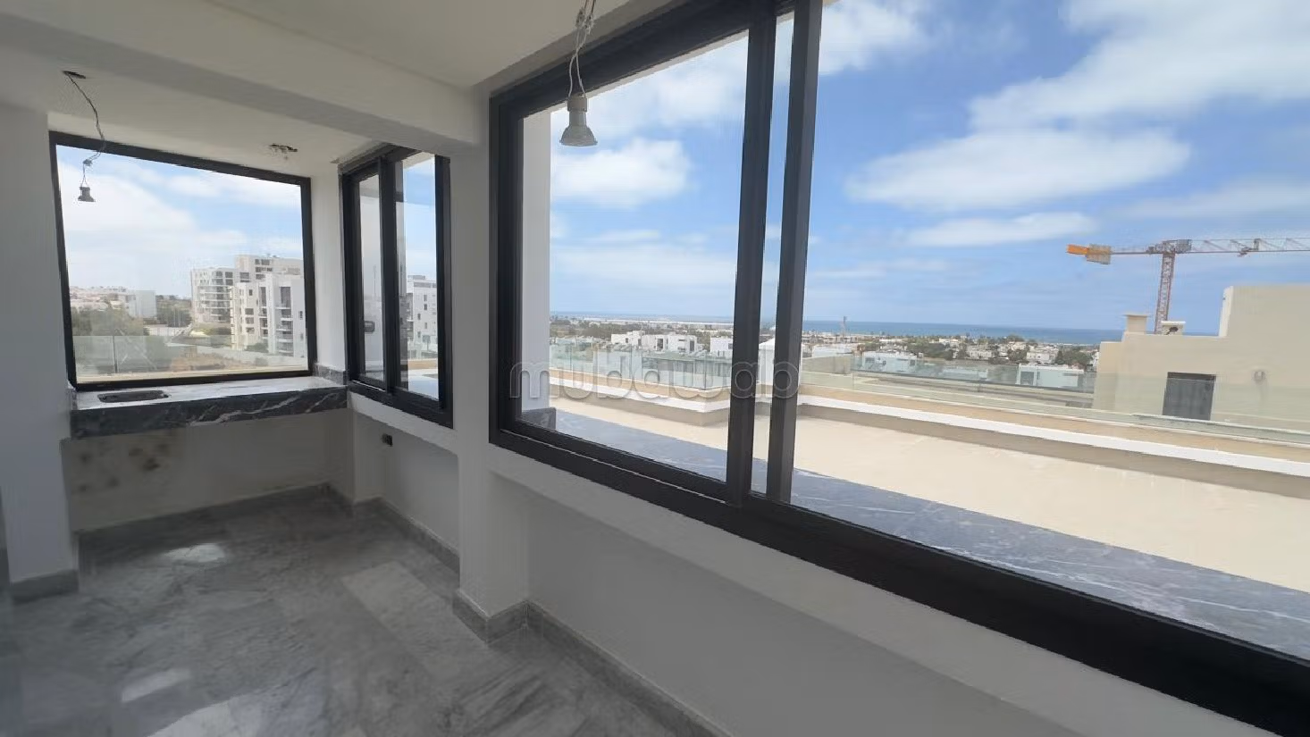 Villa's en luxe woningen om te huren in Ain Diab. Oppervlakte 500 m². Conciërge en airconditioning. 