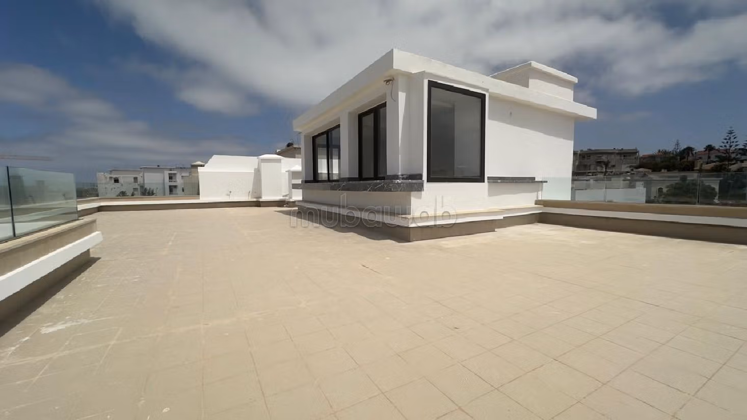 Villa's en luxe woningen om te huren in Ain Diab. Oppervlakte 500 m². Conciërge en airconditioning. 