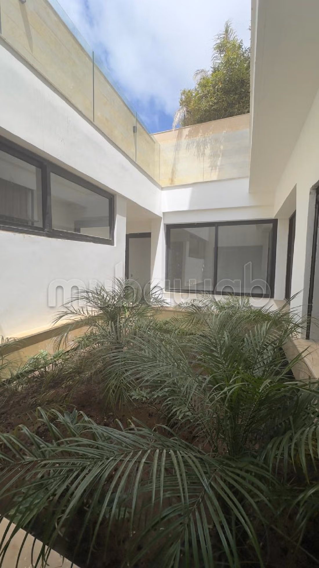 Villa's en luxe woningen om te huren in Ain Diab. Oppervlakte 500 m². Conciërge en airconditioning. 