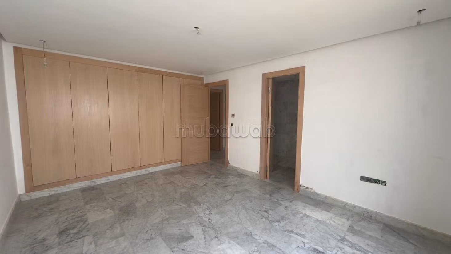 Villa's en luxe woningen om te huren in Ain Diab. Oppervlakte 500 m². Conciërge en airconditioning. 