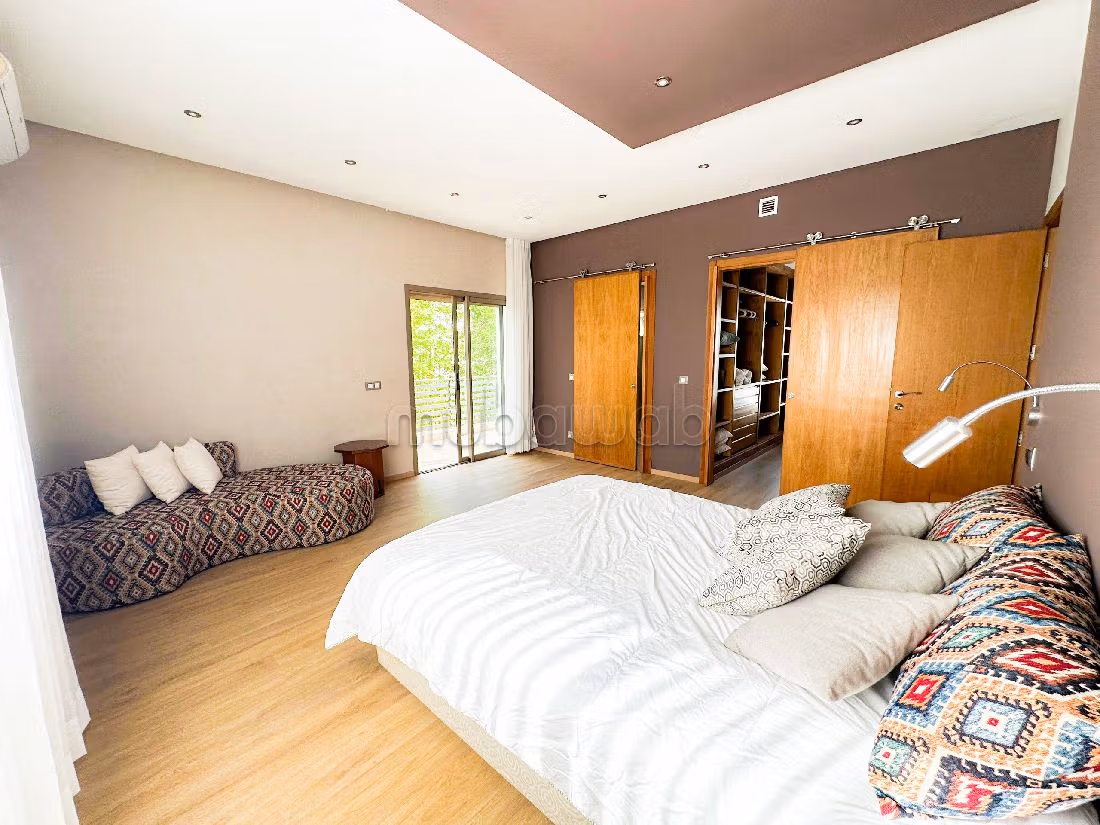 Alquiler villa de lujo. 3 bonitas habitaciones. Con muebles