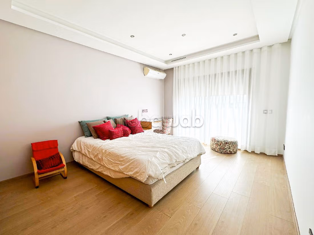 Alquiler villa de lujo. 3 bonitas habitaciones. Con muebles