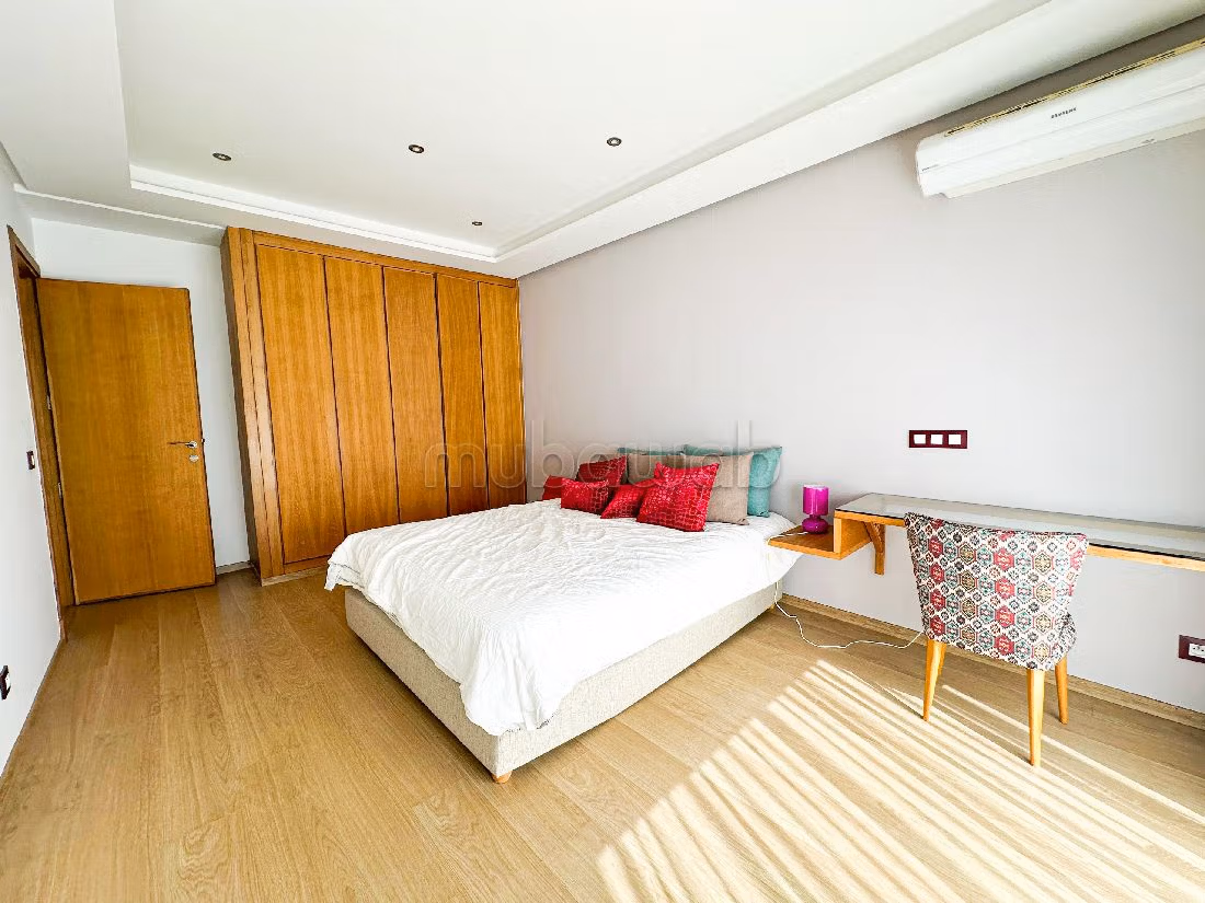 Alquiler villa de lujo. 3 bonitas habitaciones. Con muebles