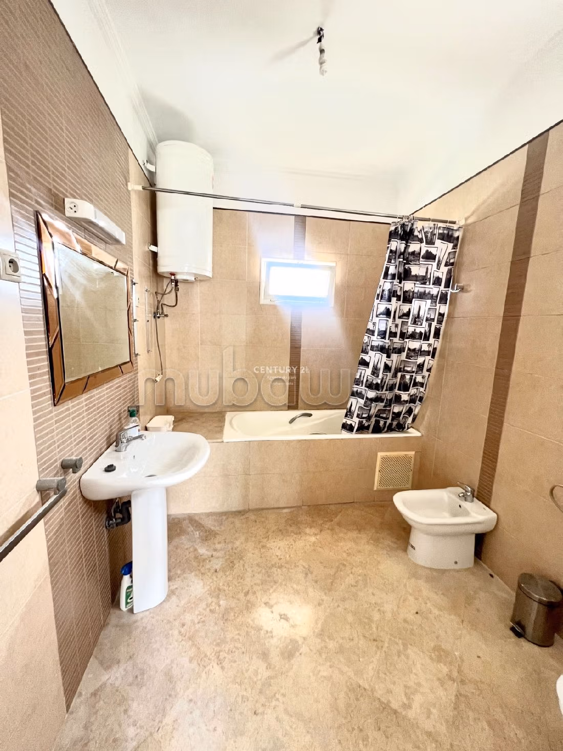 إيجار منزل ب حي الحديقة. المساحة الكلية 400 م². مكان وقوف السيارات وشرفة