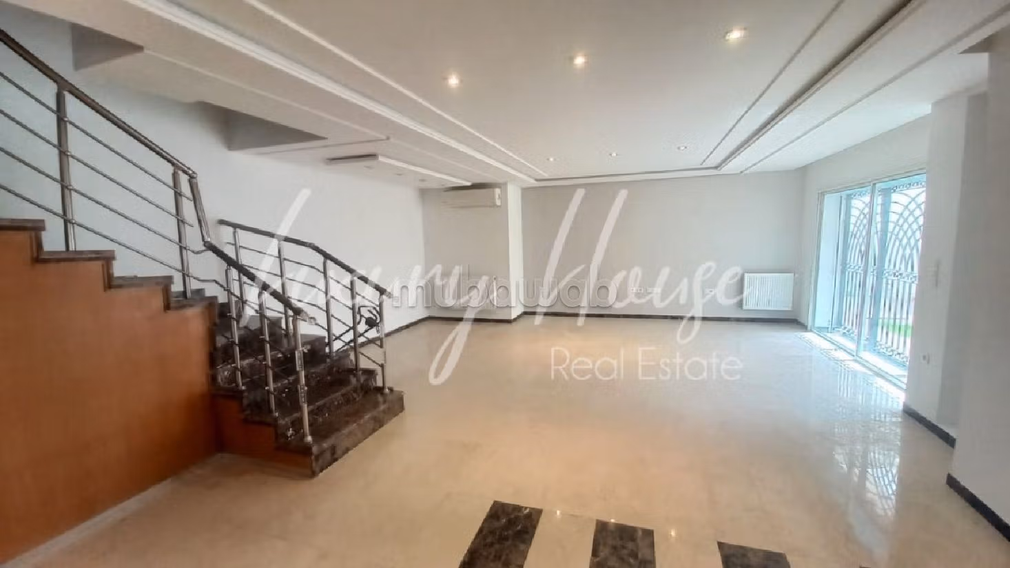 Rent an apartment. Large area 260 m². Parking spaces. 