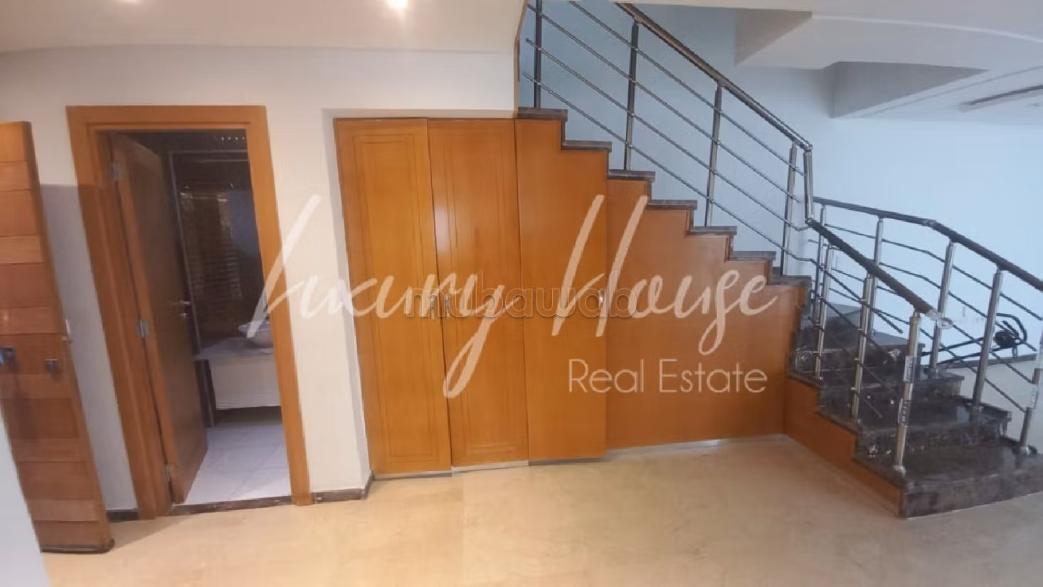 Rent an apartment. Large area 260 m². Parking spaces. 