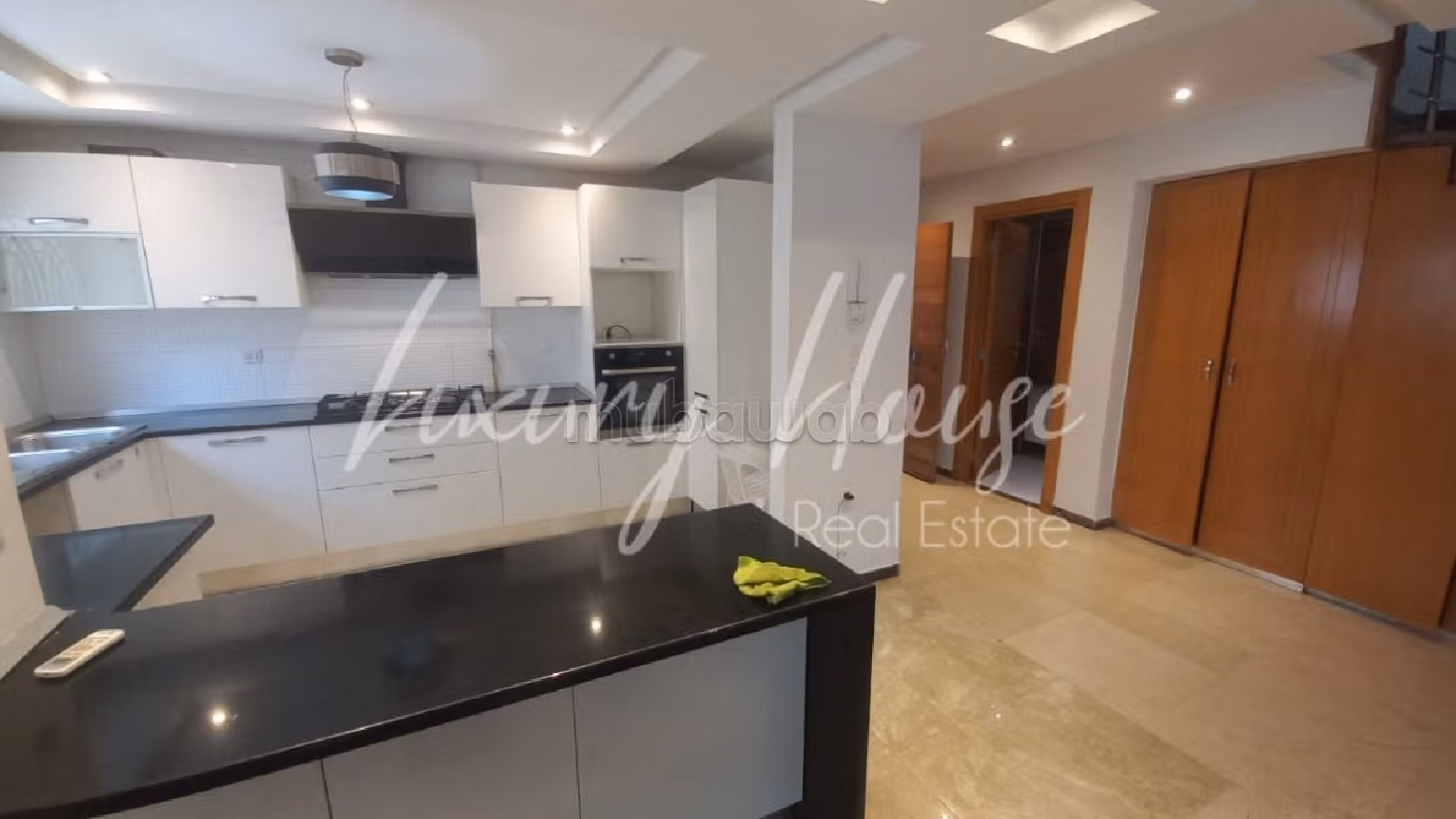 Rent an apartment. Large area 260 m². Parking spaces. 